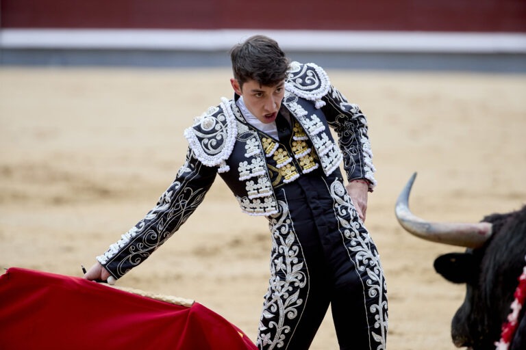 PEDRO ANDRÉS INTERESA, FRENTE AL FRIO Y EL ABURRIMIENTO