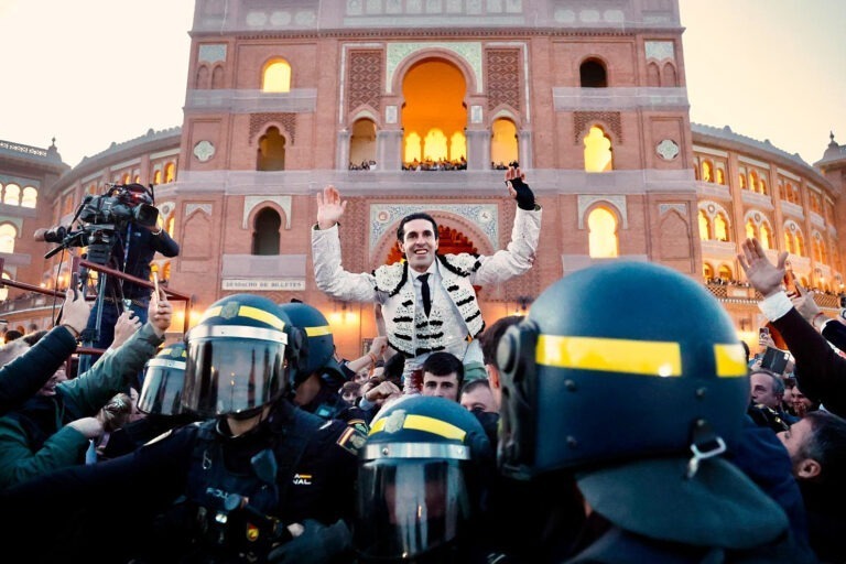 DISPARATADA PUERTA GRANDE