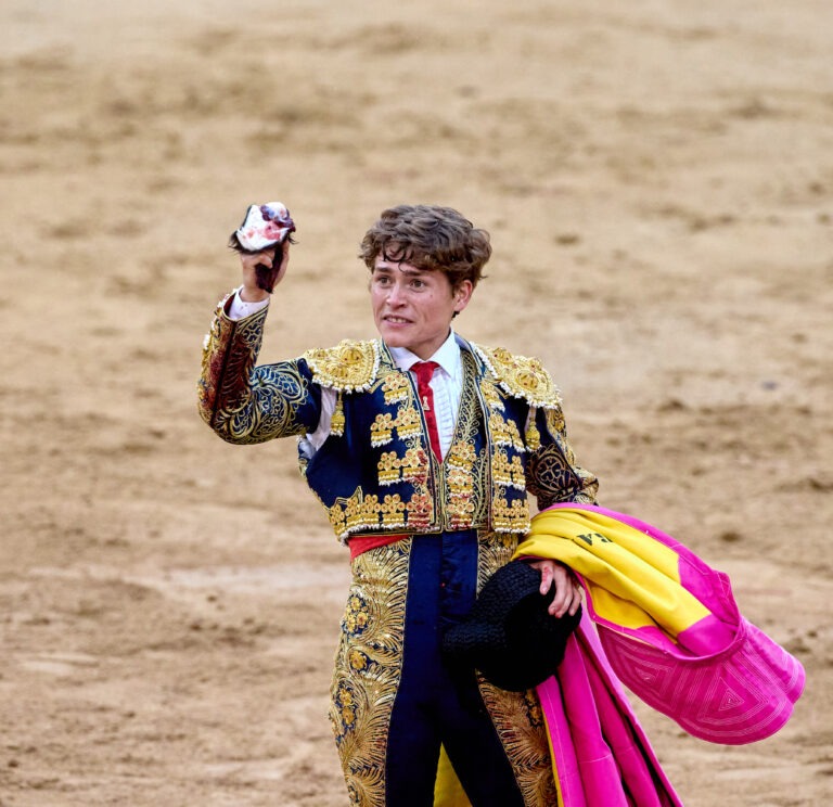 ÓLE, LA GANADERÍA DE MONTEALTO; Y ÓLE, EL NOVILLERO ÁLVARO SERRANO
