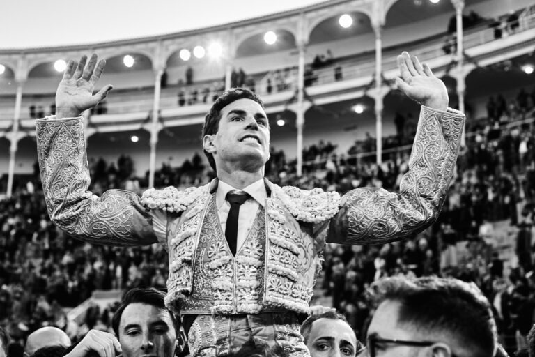 «ISIDROS» Y MULILLEROS SACAN A HOMBROS A ADRIÁN