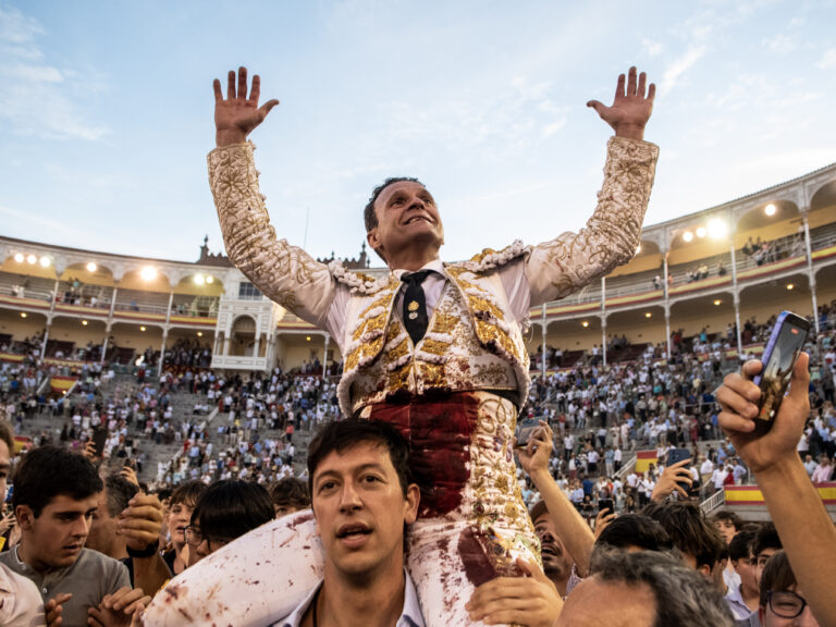 LA EXTRAVAGANCIA DE FERRERA, A HOMBROS