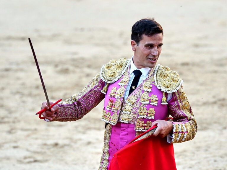 VENEGAS SE CIERRA CON LA ESPADA LA PUERTA GRANDE
